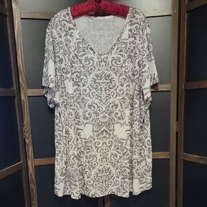 Avenue White and Gray Short Sleeve Top